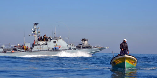 زوارق إسرائيلية تستهدف الصيادين ومراكبهم بغزة 