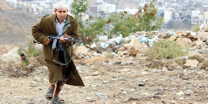   أحد أفراد المقاومة الشعبية اليمنية يتقدم لمساندة زملائه لصد تقدم الحوثيين