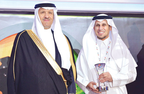  الأمير سلطان بن سلمان يسلم درع التكريم لهشام الجاسر من STC