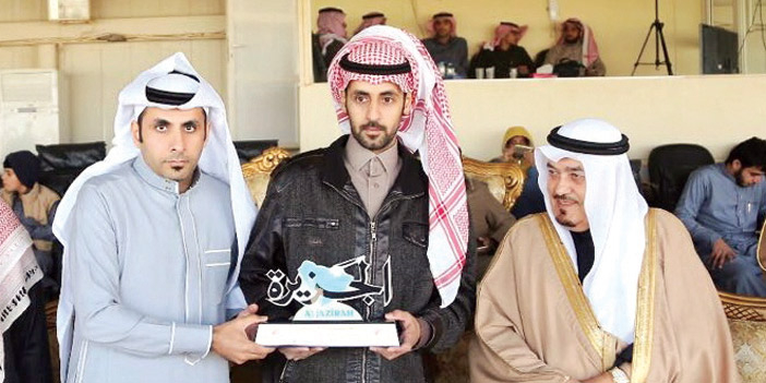   مالك (ريو) يتسلّم درع «الجزيرة» من الزميل العطاالله