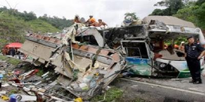مقتل 14 شخصًا إثر سقوط حافلة في منحدر بمدينة موار الماليزية 