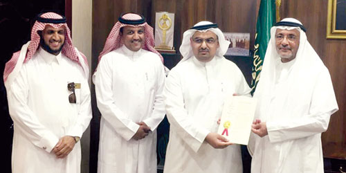  مدير جامعة بيشة يتسلم شهادة براءة الاختراع