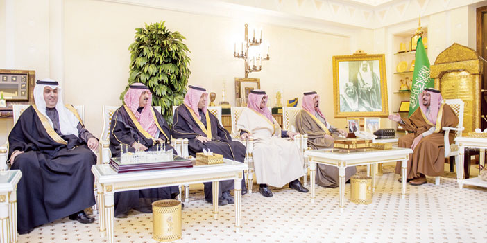  الأمير فيصل مستقبلا الفريق الإدريسي