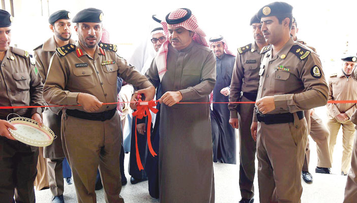  محافظ الرس ومدير إدارة سجون القصيم لحظة تدشين المباني الجديدة