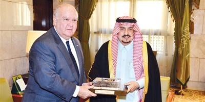 أمير منطقة الرياض يستقبل سفير الولايات المتحدة ومدير عام المرور 