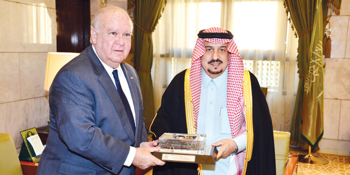   أمير منطقة الرياض خلال استقباله السفير الأمريكي