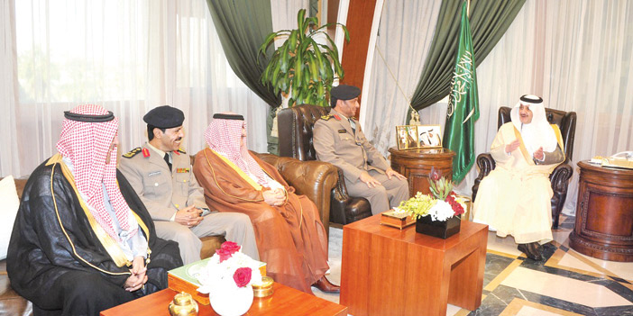  الأمير سعود بن نايف والعميد الزهراني أثناء اللقاء