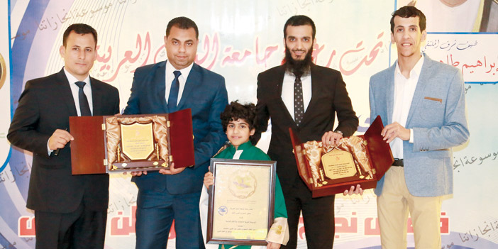   صورة جماعية مع الطفل السعودي