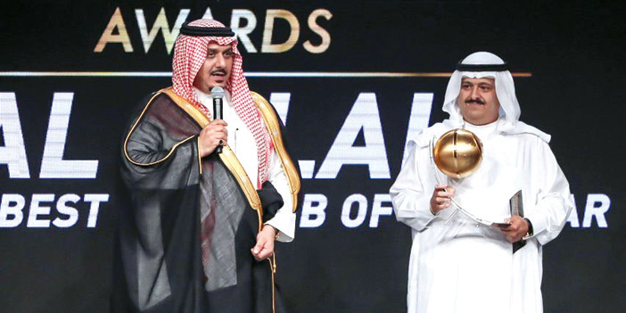  رئيس الهلال يتسلم جائزة أفضل ناد خليجي