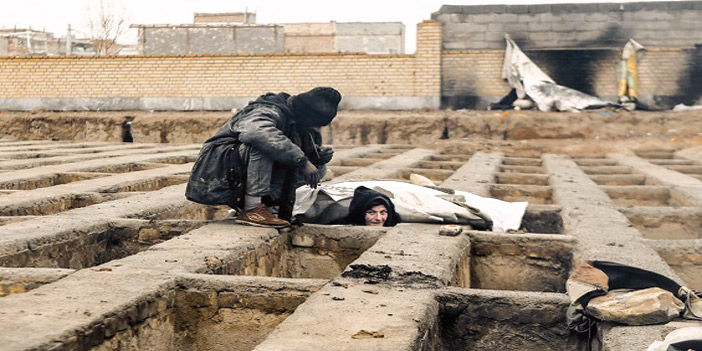  الفقر يضرب إيران ويدفعهم للإقامة في القبور