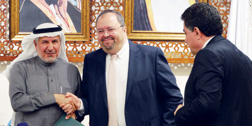  جانب من التوقيع