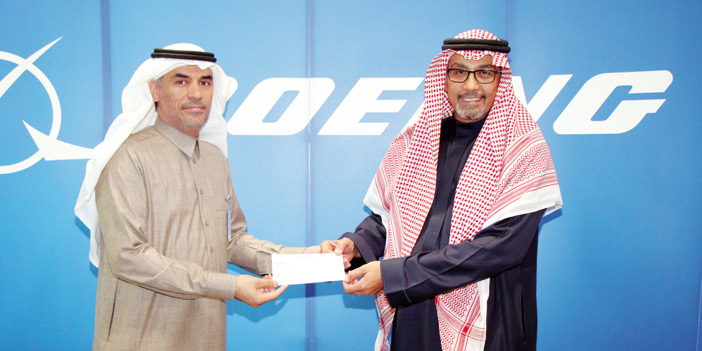  لحظة تسليم الشيك للجمعية