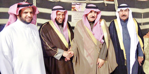  الخليفة مع رئيس وأهالي مركز الهلالية