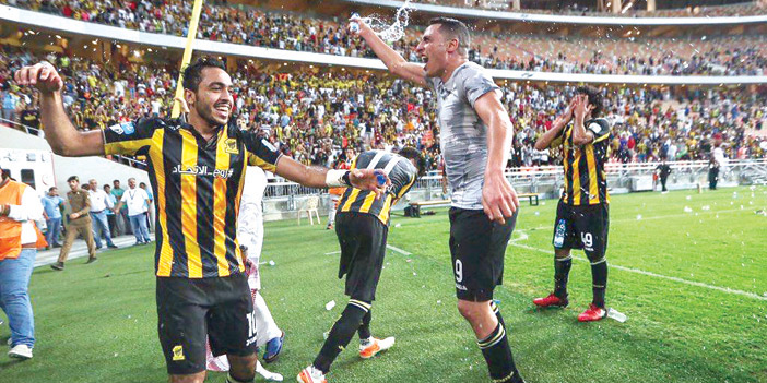  احتفال لاعبي الاتحاد مع  جماهيرهم جميل بشرط