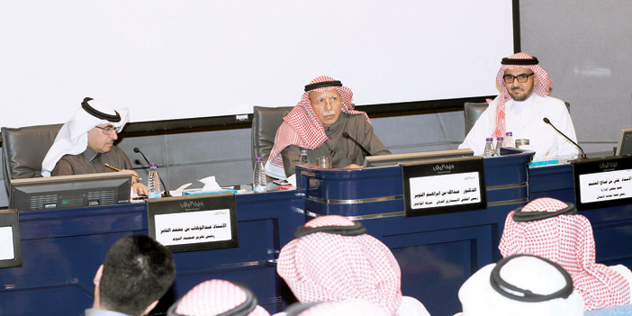  عبدالله القويز خلال اللقاء الذي استضافته غرفة الرياض