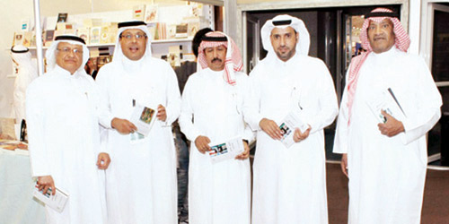  الكعيد مع عدد من زوار المعرض