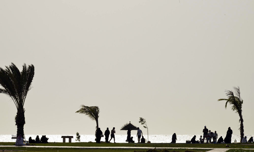 شاطئ السيف بجدّة.. مُتنفس الباحثين عن نسيم البحر