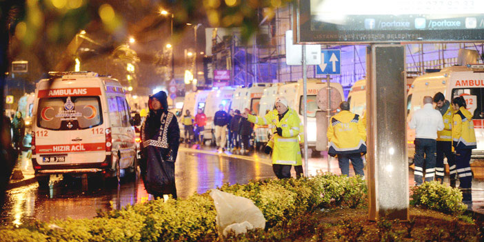  انتشار عربات الإسعاف في موقع العملية الإرهابية بأسطنبول