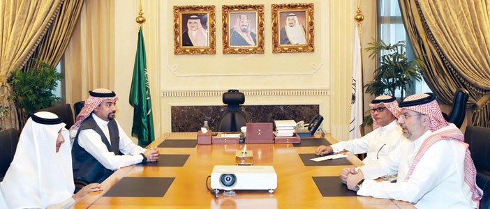   الأمير عبدالله بن مساعد خلال اجتماعه بالخطيب
