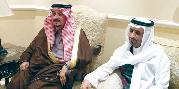   أمير منطقة الرياض خلال تقديم واجب العزاء