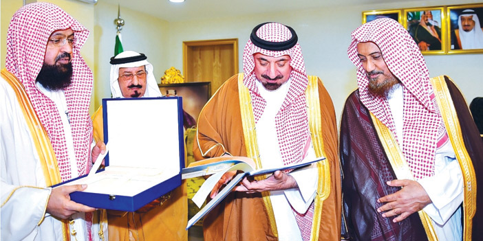 الأمير جلوي بن عبد العزيز يطلع على التقرير السنوي للمكتب