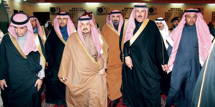   الأمير فيصل بن بندر خلال تدشينه مشروعات المزاحمية