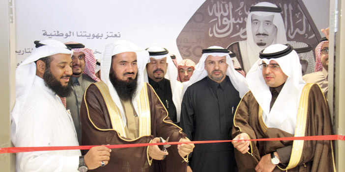  د.الفيصل ووكيل جامعة الإمام أثناء افتتاح معرض صور الملك سلمان