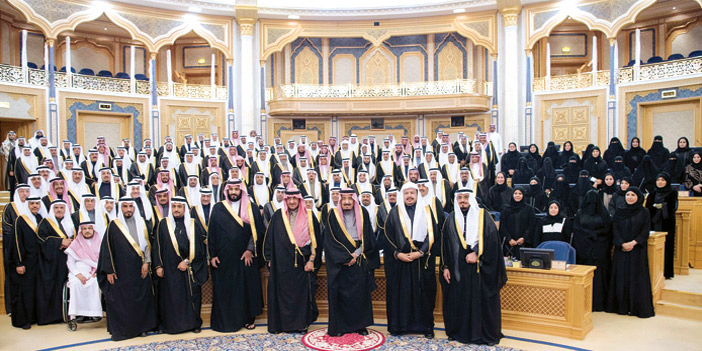  خادم الحرمين الشريفين في صورة تذكارية مع أعضاء وعضوات مجلس الشورى