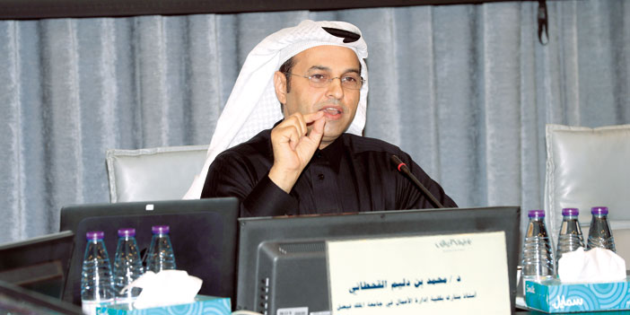  محمد القحطاني أثناء المحاضرة بغرفة الرياض