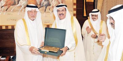 أمير منطقة مكة المكرمة يسلّم جائزة المجلس لأصحاب المبادرات الرائدة 