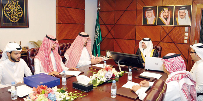  الأمير سعود بن نايف خلال لقائه باللجنة المنظمة