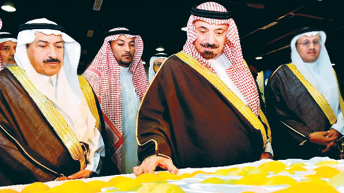 الأمير جلوي بن عبدالعزيز مطلعاً على بعض الفواكه والحمضيات