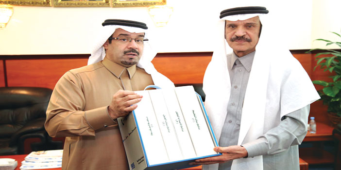  برنامج المشروع الوطني للوقاية من المخدرات في أربعة مجلدات يهديه عبدالإله الشريف لخالد المالك