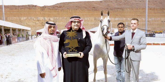  الأمير عبد العزيز بن أحمد متوّجاً بالذهبية التي حازت عليها المهرة «شاهرة عذبة»