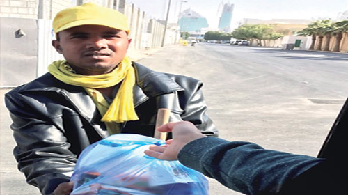   جانب من توزيع الصدقات على عمال النظافة