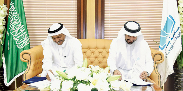  لحظة توقيع المذكرة بين الطرفين