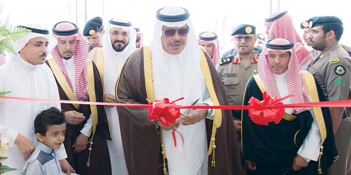   الأمير مشاري بن سعود  مفتتحاً أحد المشاريع في محافظة الحجرة