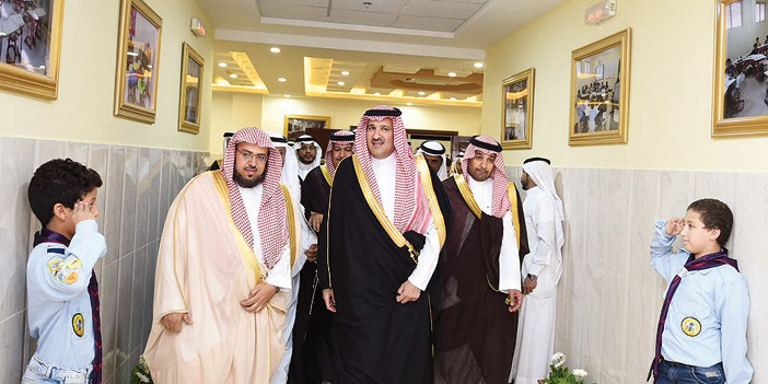  سموه ومدير التعليم داخل المجمع