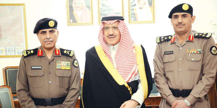  الأمير مشعل بن عبد الله مع اللواء العتيبي والعميد الحسين
