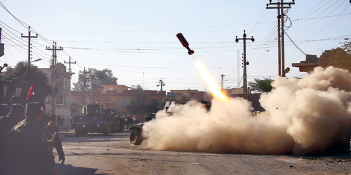  القوات العراقية تطلق صاروخاً باتجاه مجموعات داعشية في الموصل