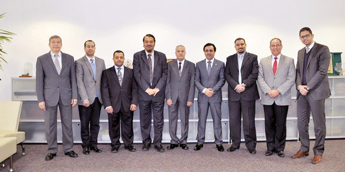  د. القحطاني في صورة جماعية مع المشاركين في الاجتماع التحضيري