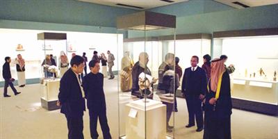 معرض «روائع آثار المملكة عبر العصور» في بكين يشهد إقبالاً كبيراً من الزوار 