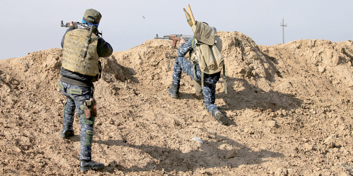  عناصر القوات العراقية أثناء الاشتباك مع داعش بالموصل