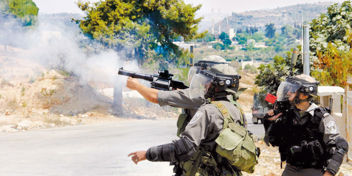  قوات الاحتلال تطلق غازات سامة ويختنق على إثرها عدد من الفلسطينيين