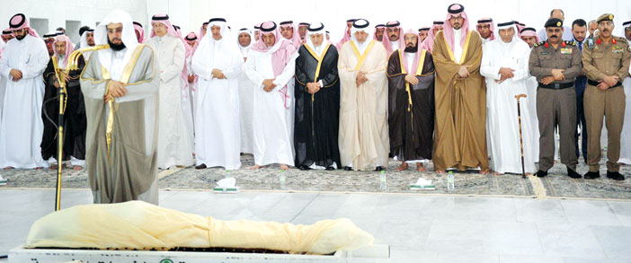  الأمير خالد الفيصل وأصحاب السمو الأمراء خلال أداء الصلاة على الفقيد