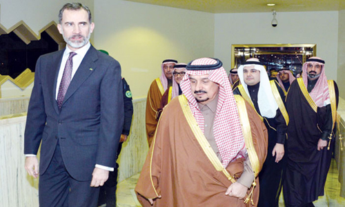 الأمير فيصل بن بندر مستقبلاً ملك إسبانيا لدى وصوله الرياض