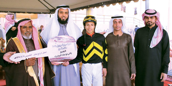  عياد المطيري يسلم المفتاح الافتراضي للمالك عادل العيد