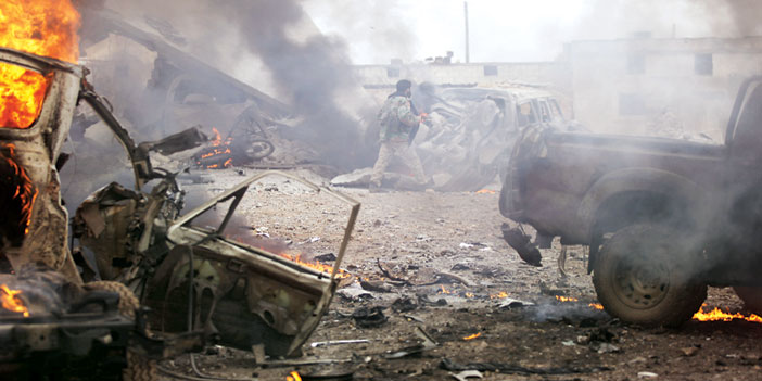  جانب من الدمار الذي خلفه انفجار سيارة مفخخة شمال بلدة الباب