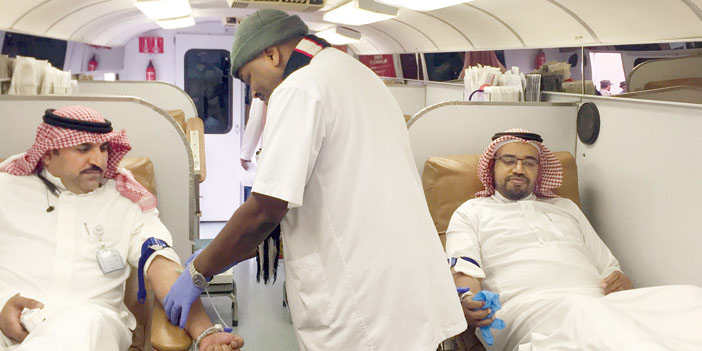  موظفو شركة المياه الوطنية خلال تبرعهم بالدم خلال حملة التبرع