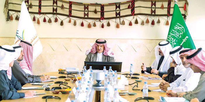   سلطان بن سلمان خلال الاجتماع